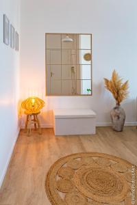 瓦永納克斯的住宿－La Vie est belle，一间设有镜子、桌子和地毯的房间