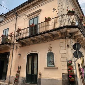 een gebouw met balkons en een raam met bloemen bij Al Palazzetto di Milo in Milo