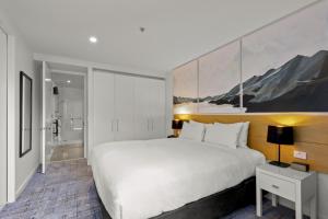 Giường trong phòng chung tại Scenic Suites Queenstown