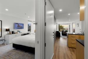 Giường trong phòng chung tại Scenic Suites Queenstown