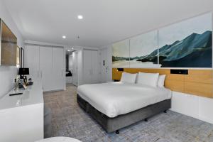 Giường trong phòng chung tại Scenic Suites Queenstown