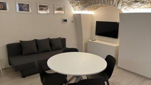 a living room with a white table and a couch at Le Conche Guest House - Casamassima in Casamassima