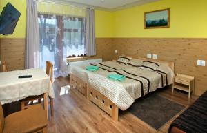 Cama o camas de una habitación en Pensjonat Borowik