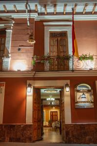 un edificio con una bandera encima en Hotel Campanario en Cuenca