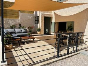 un balcone di una casa con divano e tavolo di La Ribasse en Provence a Venelles