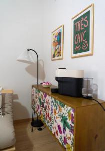 een woonkamer met een dressoir met een gratis kliniek-bord erop bij San Teodoro in Split