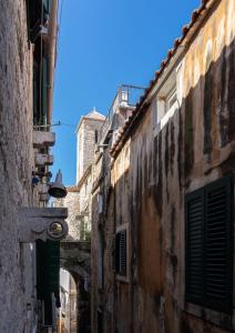 een steegje in een oud gebouw met een bel bij San Teodoro in Split