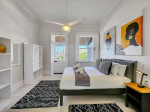 1 dormitorio con 1 cama grande en una habitación en Spacious 2 BR Apartment In Obz, en Ciudad del Cabo