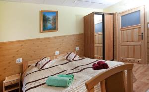 A bed or beds in a room at Pensjonat Borowik