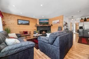 een woonkamer met 2 banken en een open haard bij The Twisted Twig - Great amenities! Patio Deck for nights under the stars & trees, and Hot Tub! in Big Bear Lake