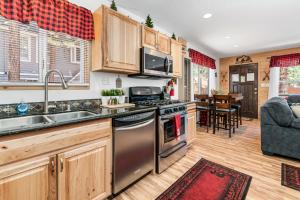 een keuken met een wastafel en een fornuis top oven bij The Twisted Twig - Great amenities! Patio Deck for nights under the stars & trees, and Hot Tub! in Big Bear Lake