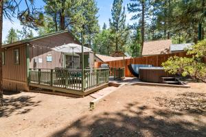 een klein gebouw met een paraplu in een tuin bij The Twisted Twig - Great amenities! Patio Deck for nights under the stars & trees, and Hot Tub! in Big Bear Lake