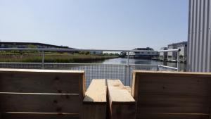 uma mesa de madeira numa varanda com vista para um rio em Middelburg Koperwiek em Middelburg