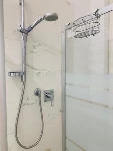 y baño con ducha con cabezal de ducha. en Casa vacanze/soggiorno lavoro a porto san Giorgio, en Porto San Giorgio