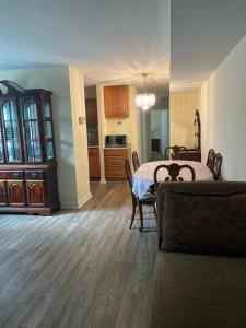a living room with a table and a dining room at Quiet 2 Bedroom Apartment Condo in the Hampden / Medfield area few minutes to Downtown - Emerald Elite in Baltimore