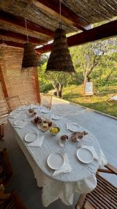 ein weißer Tisch mit Tellern voller Essen darauf in der Unterkunft Casa Luz in Guia