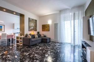 Gold Sweet Home في لا سبيتسيا: غرفة معيشة مع أريكة وطاولة