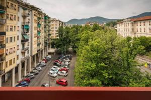 Gold Sweet Home في لا سبيتسيا: موقف سيارات مليء بالسيارات في مدينة