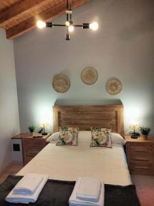 une chambre avec un grand lit avec deux oreillers dans l'établissement El Arniu, à Cangas de Onís