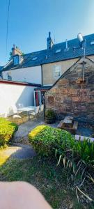 Το κτήριο όπου στεγάζεται  η παραθεριστική κατοικία