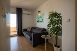Uma área de estar em Lea Apartments
