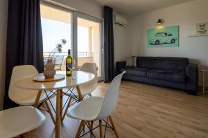 Uma área de estar em Lea Apartments