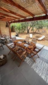ein Holztisch und Stühle auf einer Terrasse in der Unterkunft Casa Luz in Guia