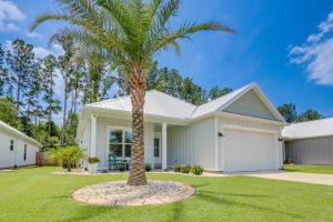 una palmera frente a una casa en Bright Foley Home with Patio - 7 Mi to Wharf and Beach en Foley