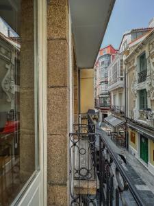 uma varanda com vista para a cidade em Alojamientos Miss Tic Ciudad Vieja Coruña em La Coruña