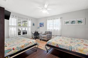 Ένα ή περισσότερα κρεβάτια σε δωμάτιο στο Poolside Paradise +35 φωτογραφίες