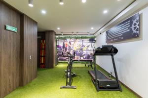 Hotel Velero في San Antonio de Pereira: غرفة لياقة مع آلة ركض وصالة ألعاب رياضية