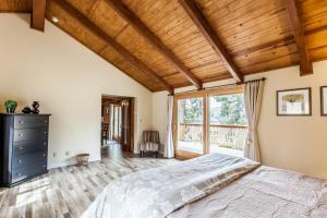 Ένα ή περισσότερα κρεβάτια σε δωμάτιο στο Bear Claw Cabin - Perfect location with an amazing game room and hot tub!