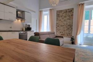 eine Küche und ein Wohnzimmer mit einem Tisch und Stühlen in der Unterkunft CLASSY HOMES - Acquamarina in Sanremo