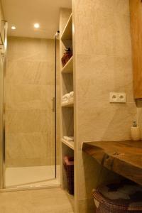 baño con ducha y puerta de cristal en Can Senio 3, en Tossa de Mar