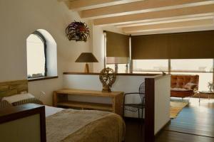 濱海托薩的住宿－Can Senio 3，一间卧室配有一张床、一张桌子和一张沙发