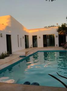 una piscina frente a una casa en cocay house, en Uaymitun