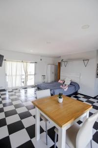 Habitación con cama, mesa y cama en La vie en rose en San Bernardo
