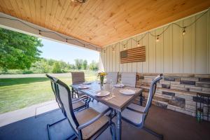 uma sala de jantar exterior com mesa e cadeiras em Pet-Friendly Centerville Home with Fire Pit and Grill 
