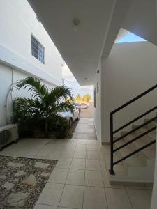 un couloir d'une maison avec une voiture garée dans l'établissement Hotel Magnolia, à Tampico