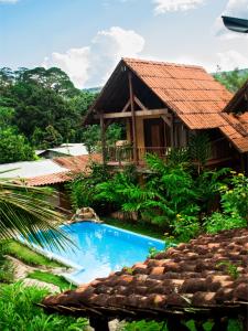 un complejo con piscina y casa en Canto del Río Lodge en Tarapoto