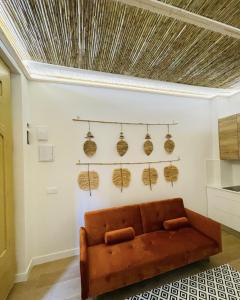 - un canapé dans le salon avec plafond dans l'établissement casa Albufera junior, à Valence
