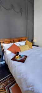 - un grand lit blanc avec un plateau dans l'établissement Casa Orlanda, à Naples