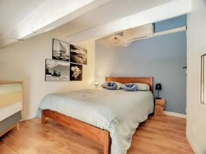 a bedroom with a bed with two towels on it at Un balcon, au cœur du village in Cassis