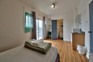 a room with a bed and a kitchen and a bathroom at Hotel Mini Inc in Montréal