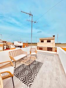 un patio avec deux chaises et une balançoire sur le toit dans l'établissement casa Albufera junior, à Valence