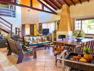 a living room with a table and a fireplace at Casa de campo c churrasqueira e Wi-Fi Itatiba SP in Itatiba