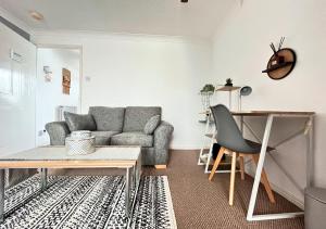 een woonkamer met een bank en een tafel bij Central Peaceful Home with Parking, Wi-Fi and Garden in Stafford