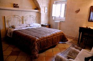 1 dormitorio con 1 cama grande en una habitación en Casa Contini, en Matera