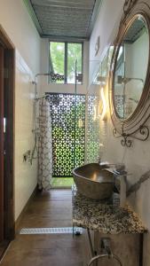un baño con lavabo y espejo en Rusty's Hideaway - Adorable tiny house on a beautiful farm, en Moorland