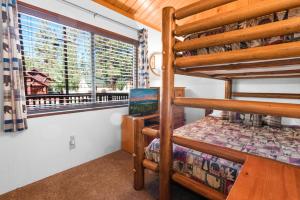 Ένα ή περισσότερα κρεβάτια σε δωμάτιο στο The Cuddle Inn - True feeling of a great cabin! Beautiful and homey! Walking distance to the lake! +16 φωτογραφίες